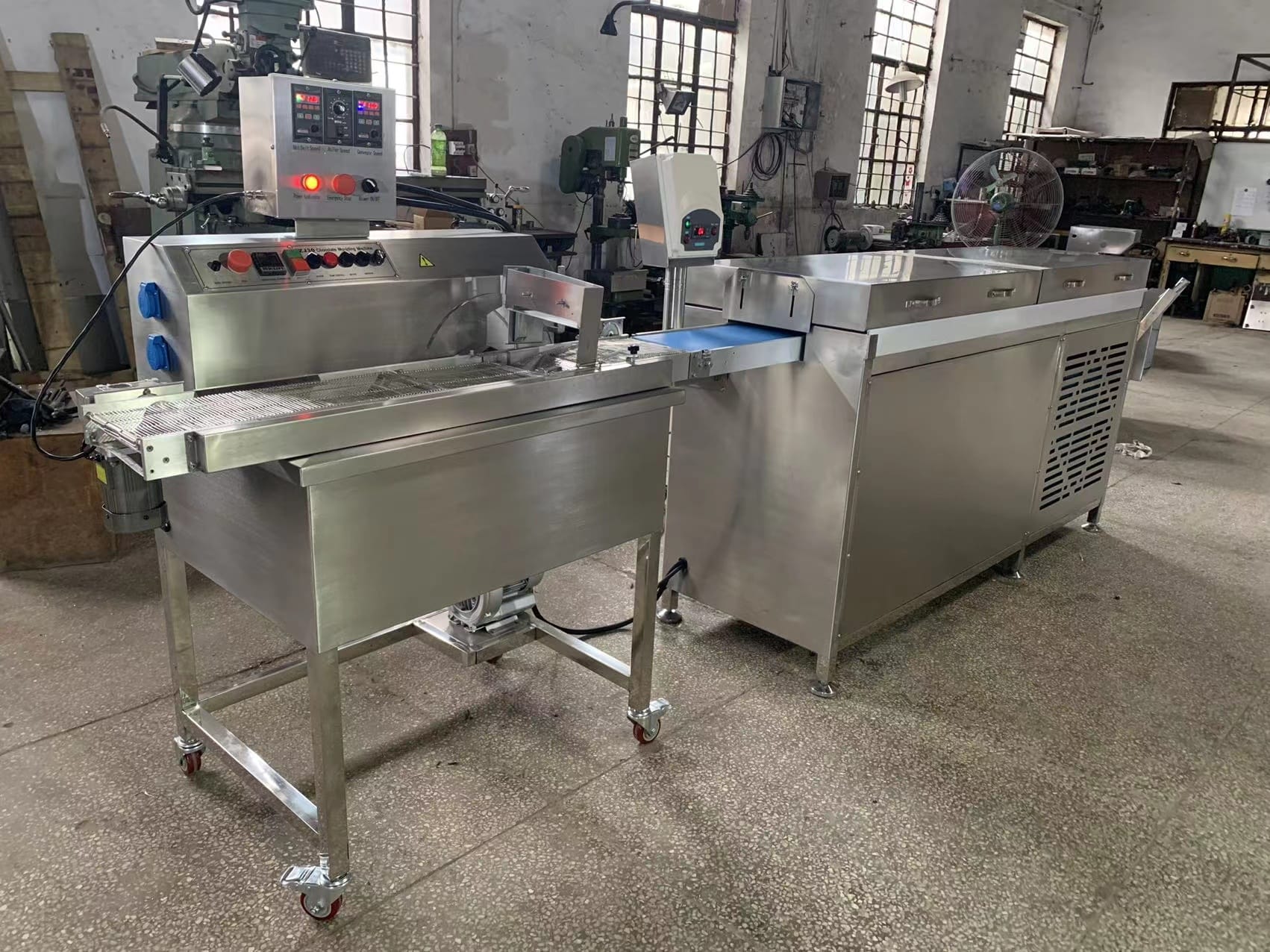 Máquina industrial de acero inoxidable en fábrica china, lista para control de calidad e importación.