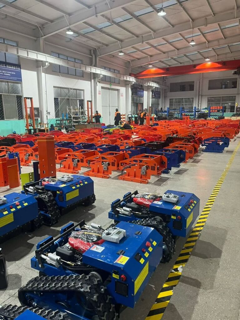 Planta de fabricación con robots cortadores de césped y maquinaria industrial en proceso de ensamblaje.