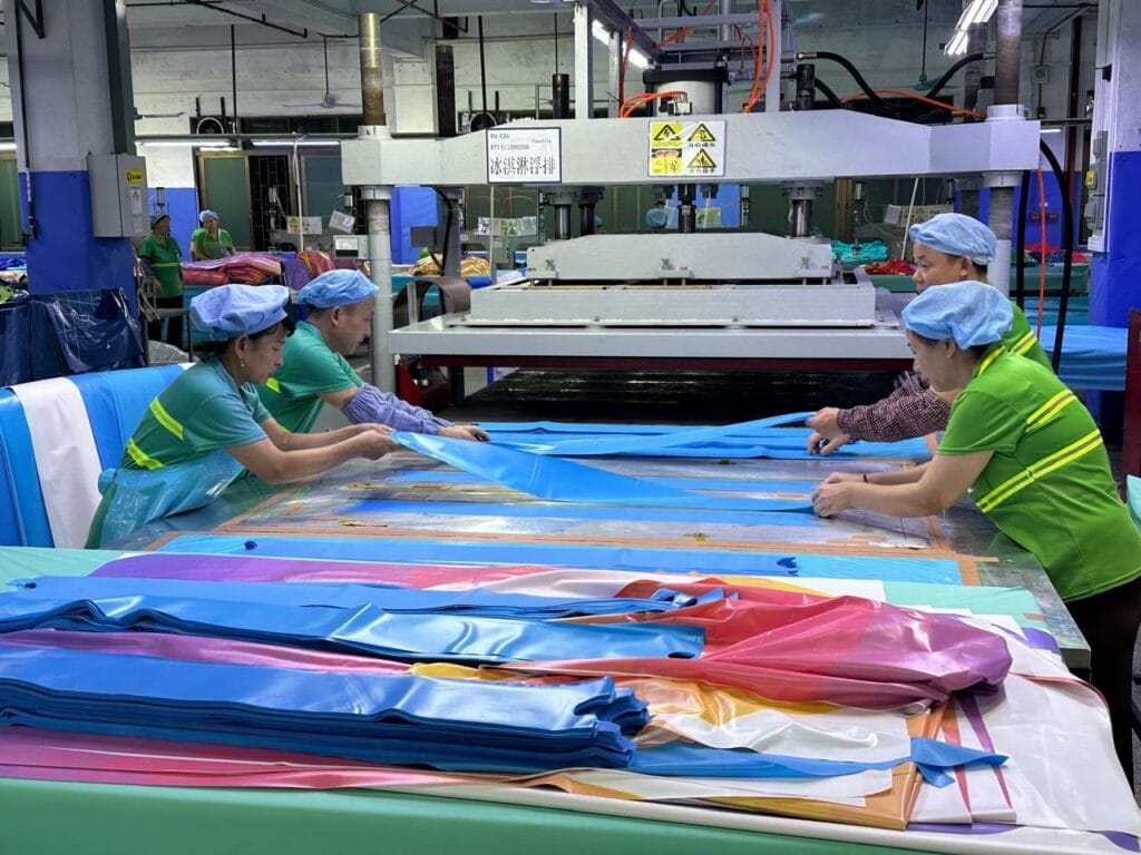 Equipo de trabajo en planta industrial realizando control de producción y calidad en origen.