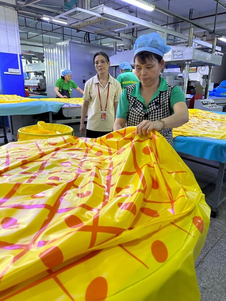 Manipulación y verificación de producto terminado previo a su envío internacional