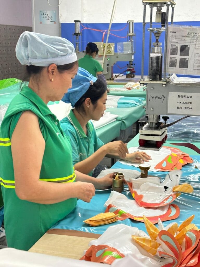 Equipo de producción realizando control de calidad durante el proceso de fabricación
