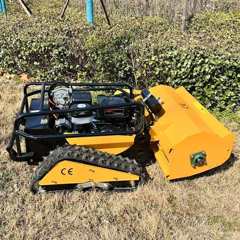 Robot cortacésped oruga autónomo para desmalezado en terrenos inclinados con motor a combustión.
