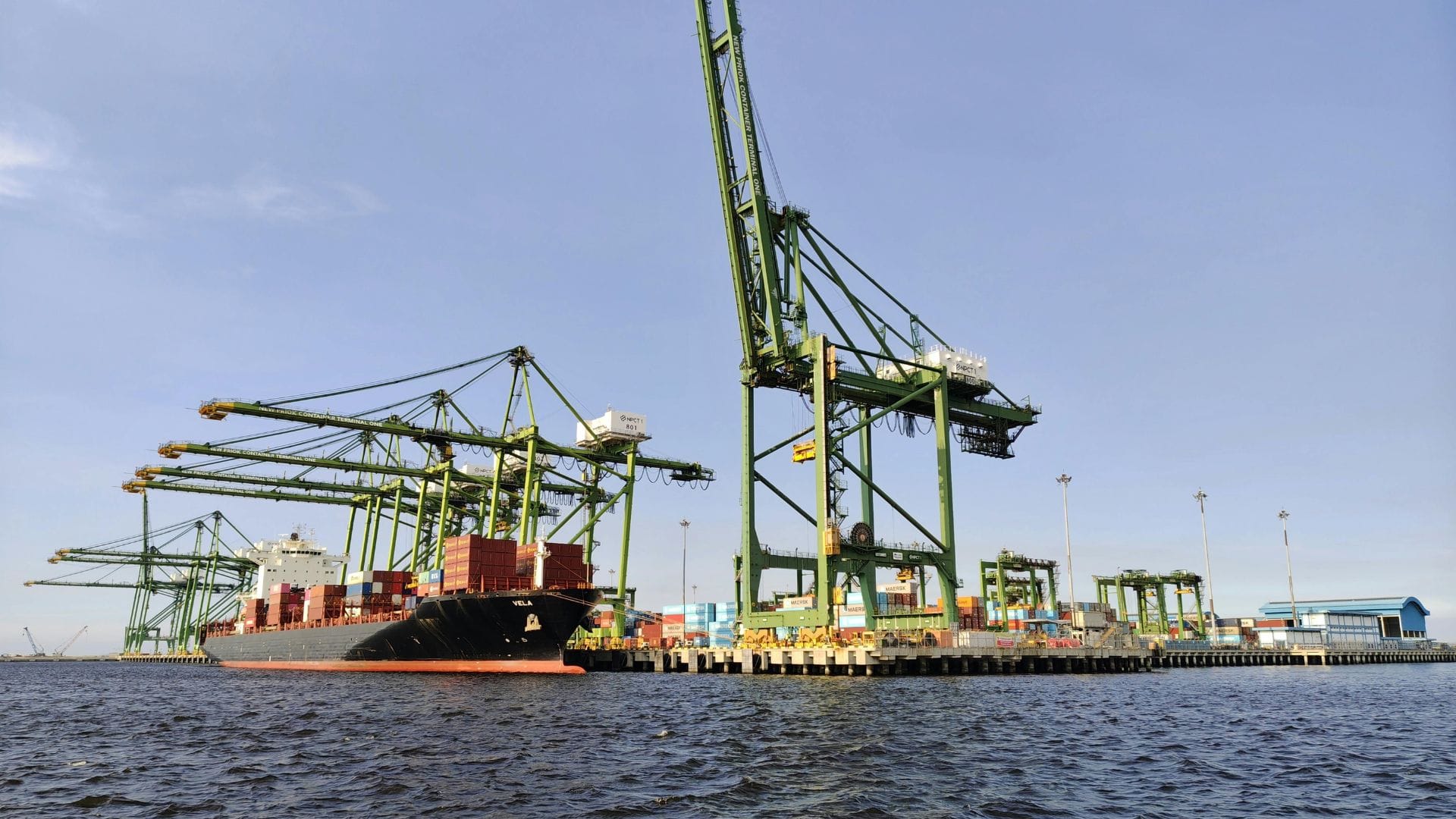 Buque cargado con contenedores en puerto con grúas, gestión de importación profesional