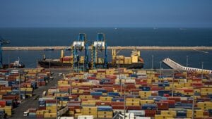 Terminal portuaria con contenedores y grúas para importación profesional de empresas