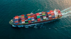Vista aérea de buque portacontenedores utilizado en logística internacional y comercio exterior