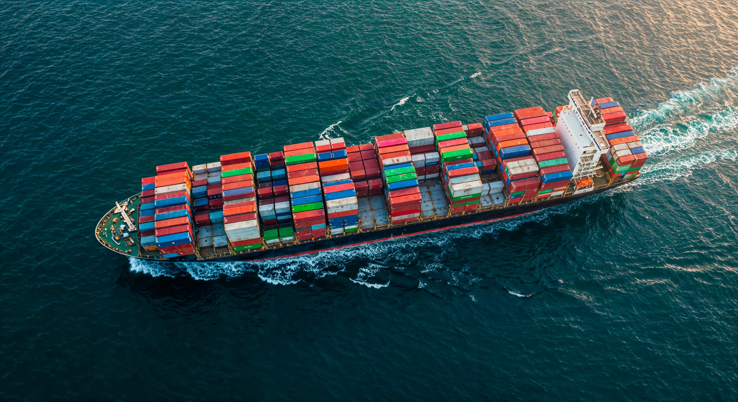 Vista aérea de buque portacontenedores utilizado en logística internacional y comercio exterior