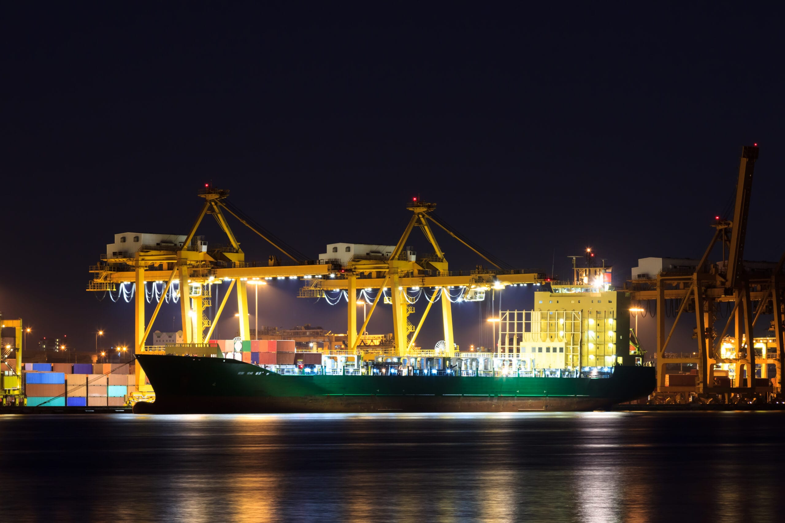Buque de carga operando en terminal portuaria durante operaciones logísticas de importación internacional