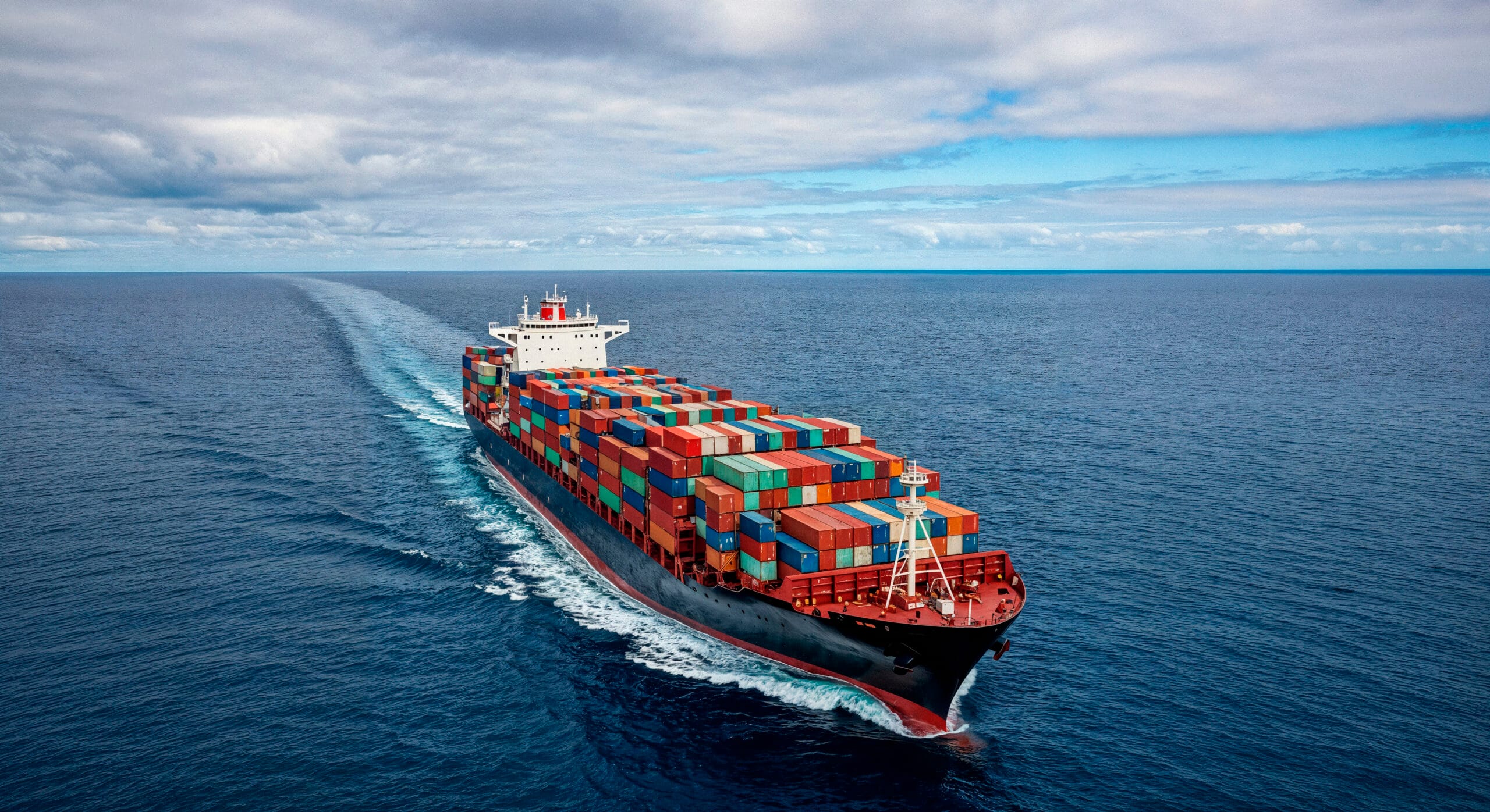 Buque portacontenedores utilizado en operaciones de importación internacional y logística marítima hacia Argentina