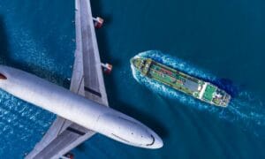 Buque portacontenedores realizando transporte marítimo internacional para operaciones de importación